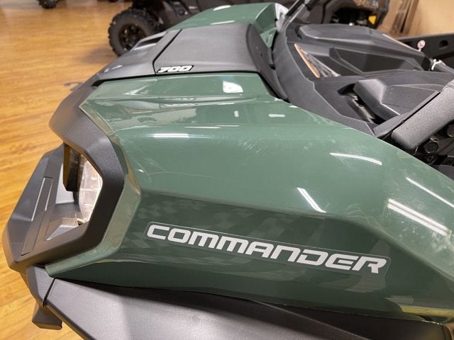 2023 Can-Am® Commander DPS 700 Base