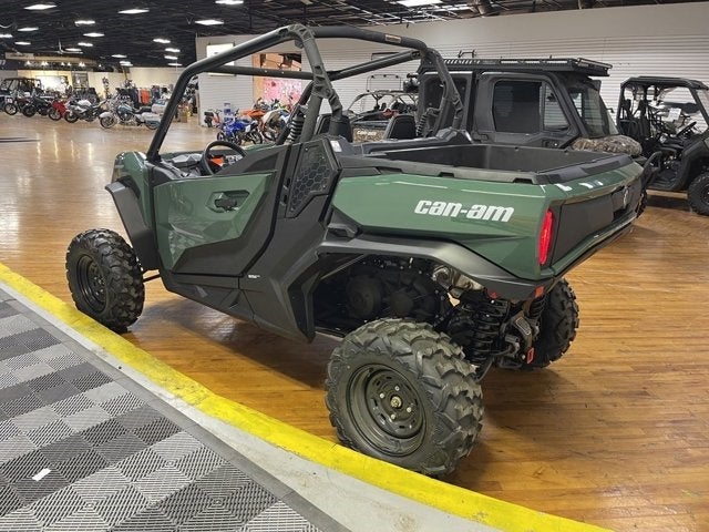 2023 Can-Am® Commander DPS 700 Base